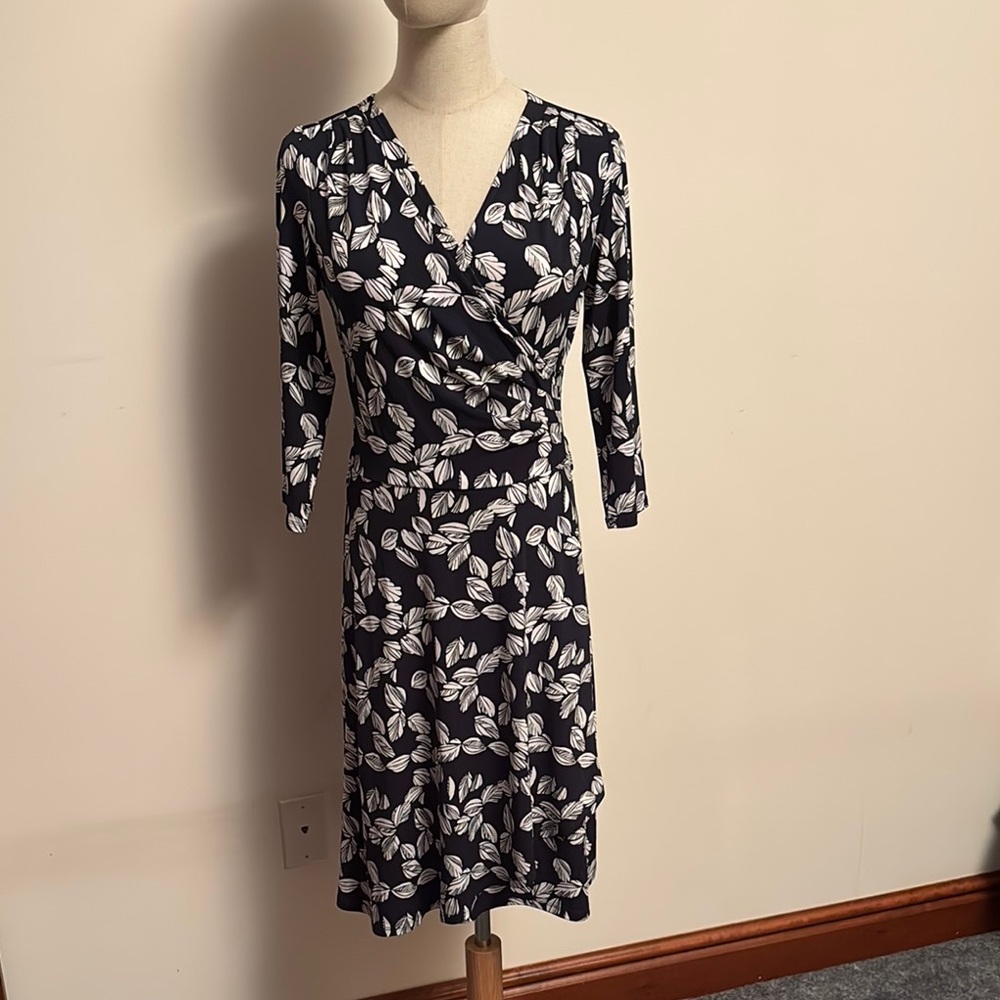 41 Hawthorn White and Blue Sheath Wrap Dress